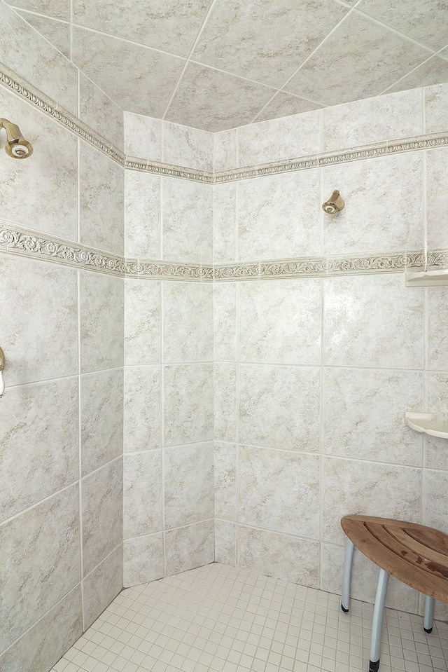 bathroom featuring a tile shower