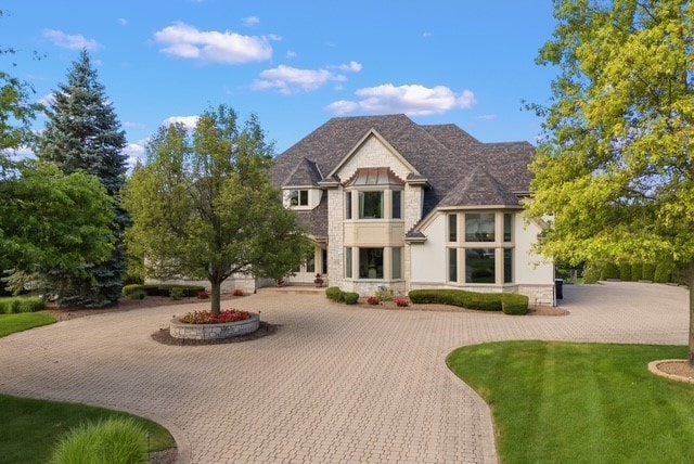 view of front of house featuring a front yard