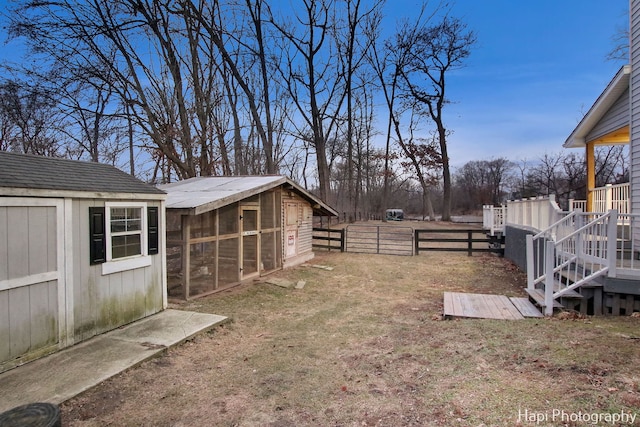 view of yard featuring an outbuilding