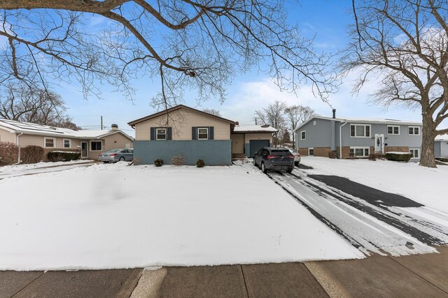 view of front of house featuring a front yard