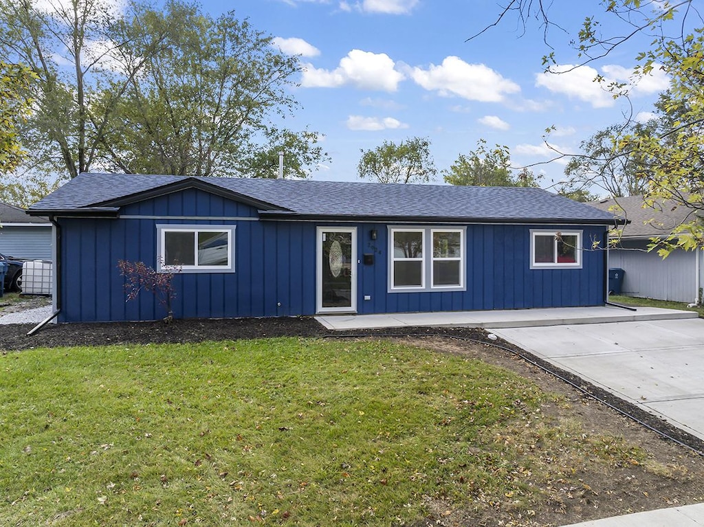 single story home featuring a front yard