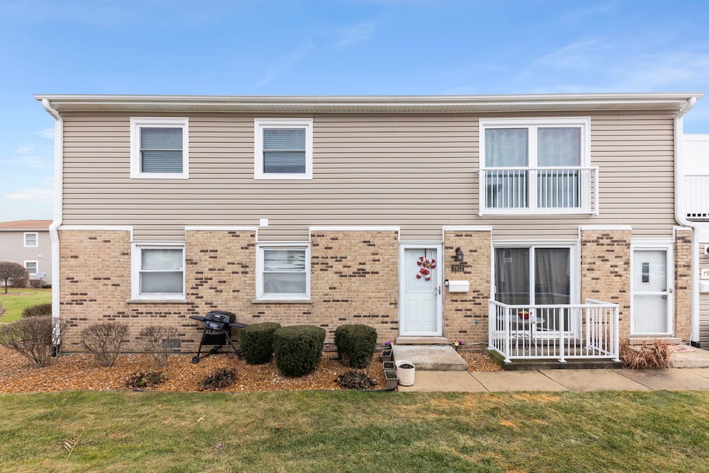 view of front of property with a front yard