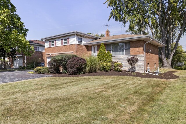 view of front facade with a front lawn