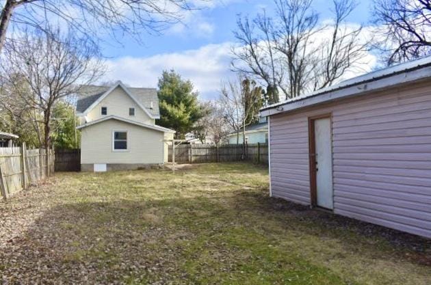 view of yard featuring an outbuilding