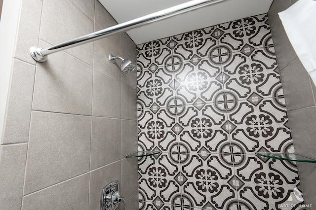 room details featuring a tile shower