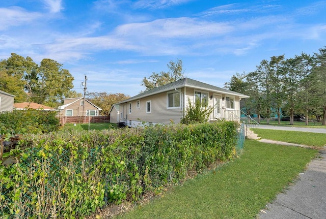 view of side of property featuring a lawn