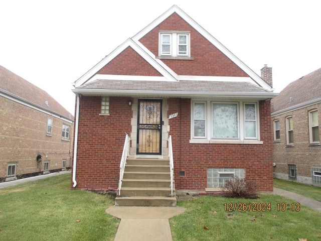 bungalow featuring a front yard