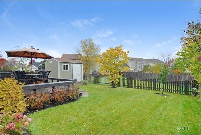 view of yard with a storage unit