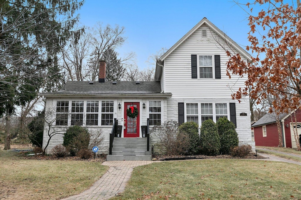 view of front of house with a front yard