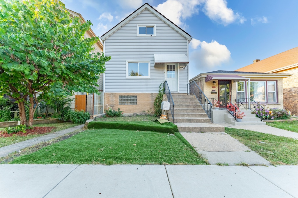 view of front of home with a front yard