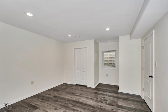 unfurnished bedroom featuring recessed lighting, a closet, visible vents, dark wood-type flooring, and baseboards