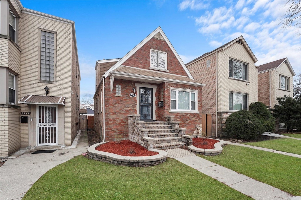 view of front of property featuring a front lawn