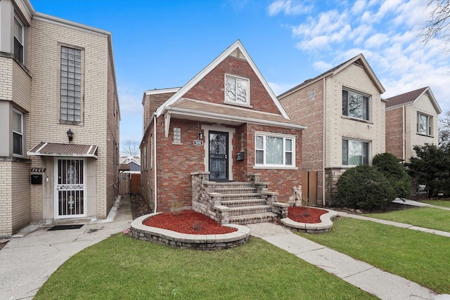 view of front of property featuring a front lawn