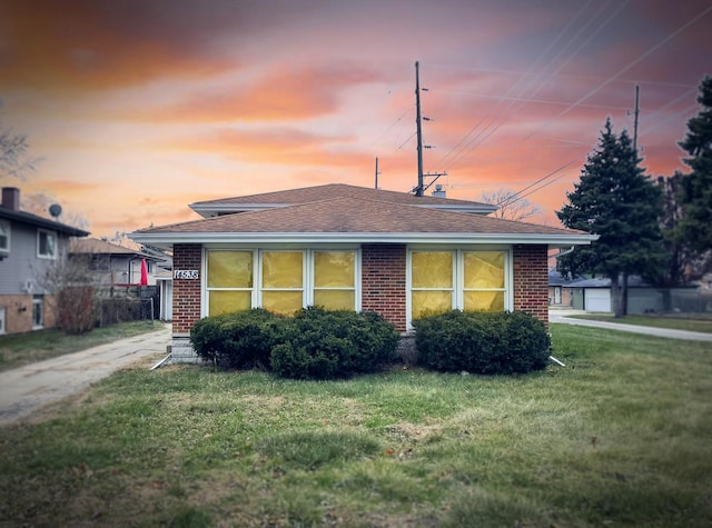 view of front facade with a yard