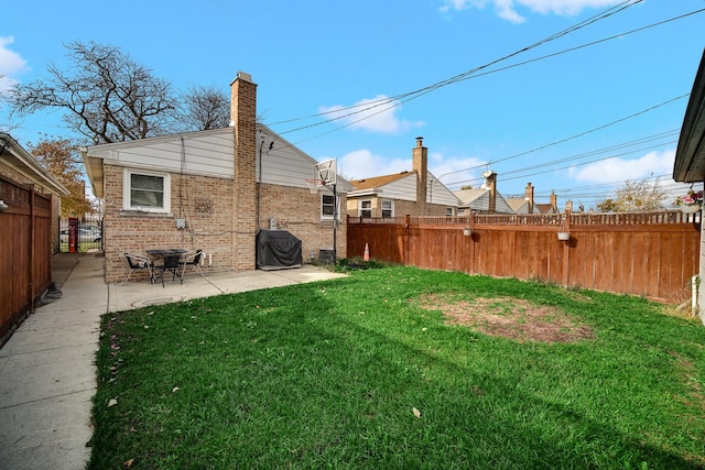 view of yard featuring a patio area