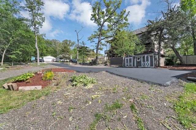 6N772 Tuscola Ave, Saint Charles, IL 60174 - view of yard featuring an outdoor structure, a shed, fence, and driveway