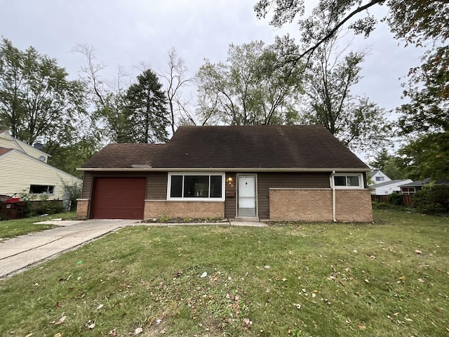 view of front of home featuring a front lawn and a garage