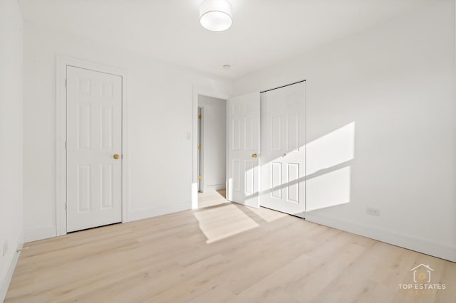 unfurnished room with light hardwood / wood-style floors