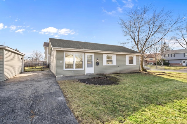 view of front of home featuring a front yard