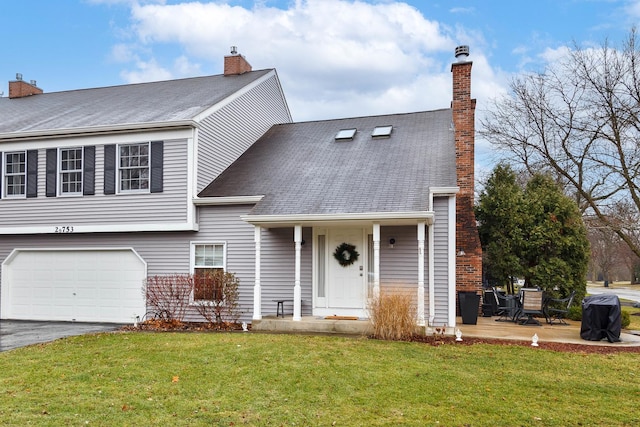 view of front of house featuring a front lawn and a garage