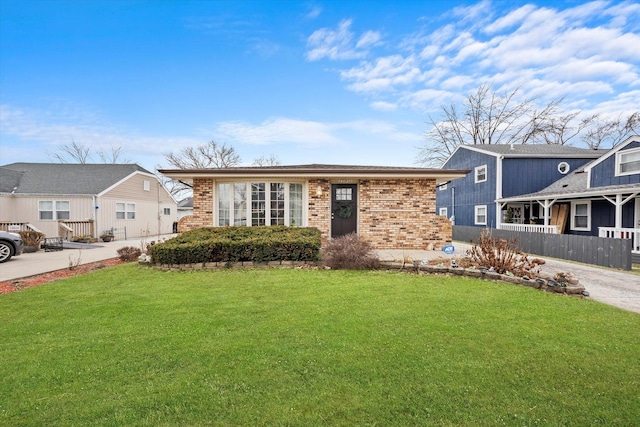 view of front of property featuring a front yard