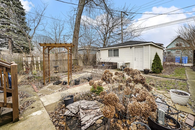 view of yard featuring an outbuilding