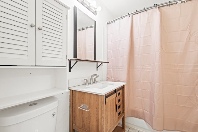 bathroom featuring a shower with curtain, vanity, and toilet