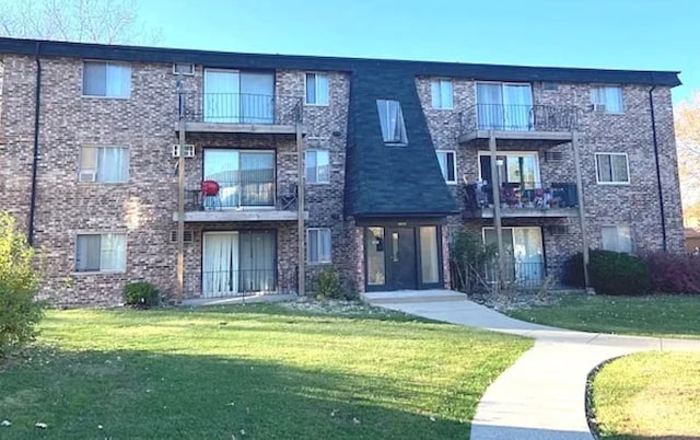 view of front of house with a front lawn