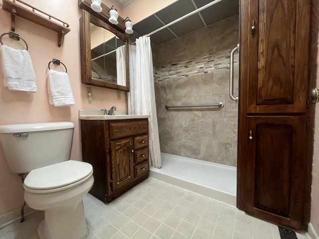 bathroom featuring a shower with curtain, vanity, and toilet