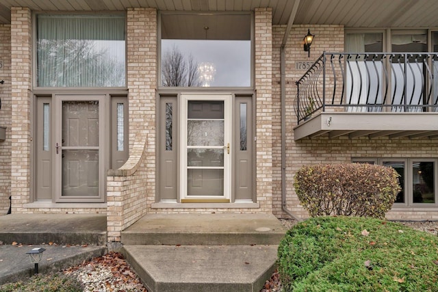 property entrance featuring a balcony