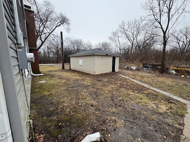 view of yard featuring an outdoor structure