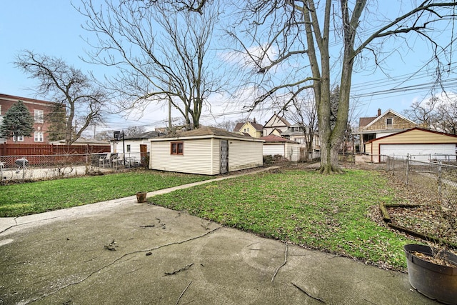 view of yard with an outbuilding