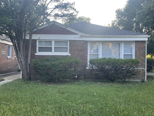 view of front of property with a front lawn