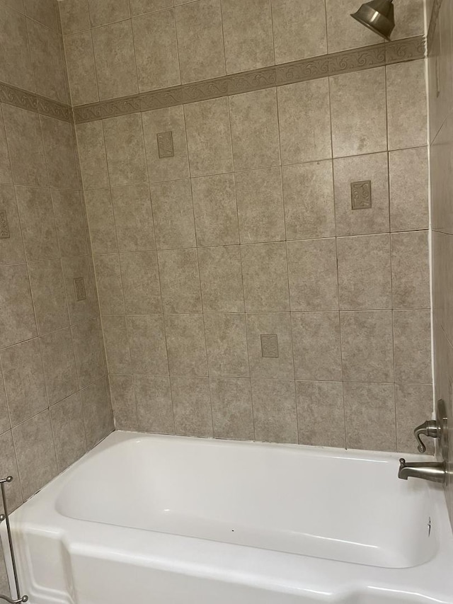 bathroom with tiled shower / bath