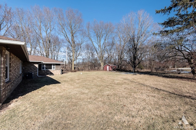 view of yard featuring a storage shed