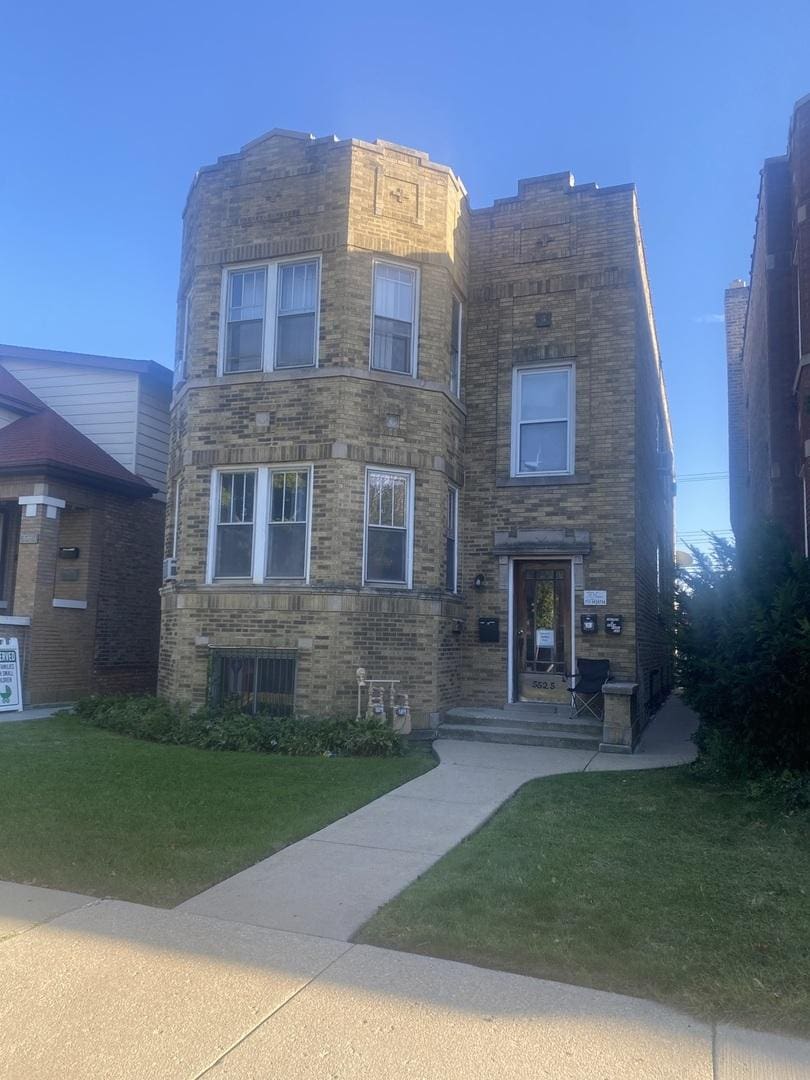 view of front of home featuring a front lawn