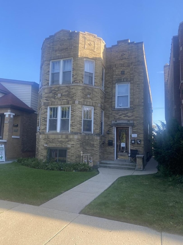 view of front of home featuring a front lawn