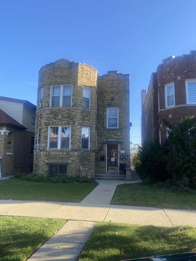 view of front of property featuring a front lawn