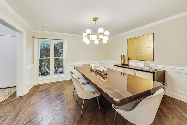 dining room featuring crown molding, dark hardwood / wood-style floors, and an inviting chandelier