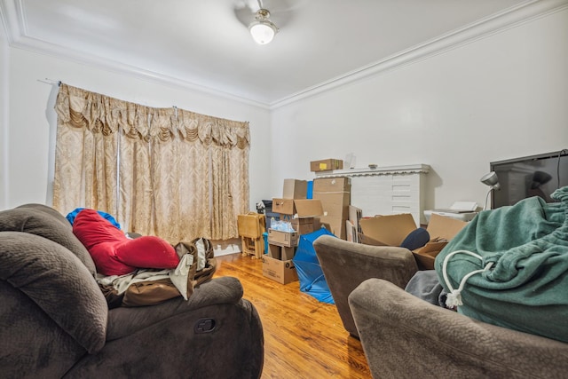 living room featuring hardwood / wood-style flooring, ceiling fan, and crown molding