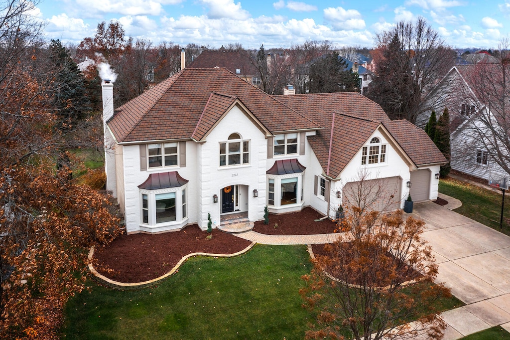 view of front facade with a front yard