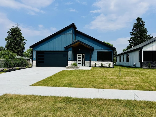 view of front of house featuring a front lawn and a garage