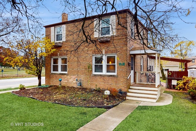 view of front of property featuring a front lawn