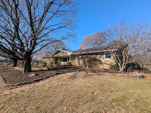 view of front facade featuring a front lawn