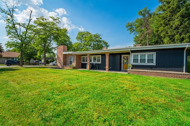 ranch-style house featuring a front yard