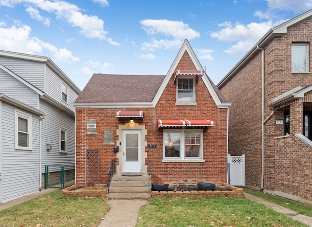 view of front facade with a front yard