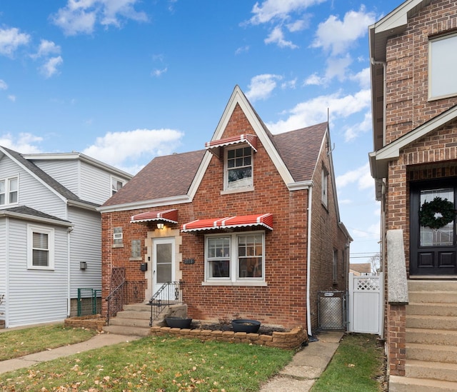 view of front of property featuring a front yard