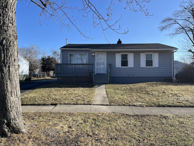 view of front of house featuring a front lawn