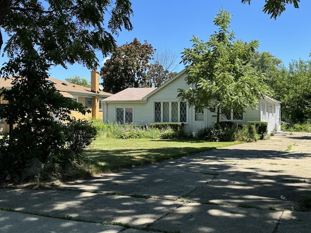 view of front facade with a front yard