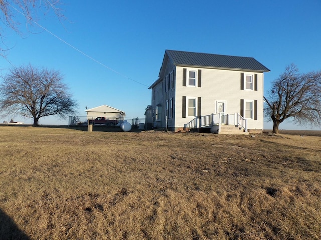 view of front of home featuring a front lawn